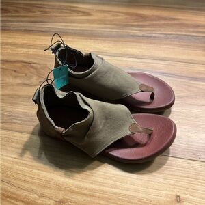 NWT Maurices Brown and Tan Sandals